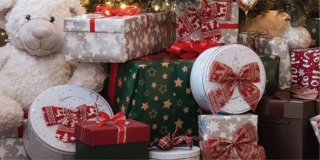 Anche quest’anno le caratteristiche casette di legno circondano il Duomo di Milano, dove  si possono acquistare capi di abbigliamento, prodotti artigianali, cosmetici, gustare prelibatezze dolci e salate e trovare idee per i regali delle feste. Dal 1 dicembre 2025 al 6 gennaio 2026, dalle 9 alle 21. https://www.yesmilano.it/eventi/tutti-gli-eventi/mercatino-natale-duomo