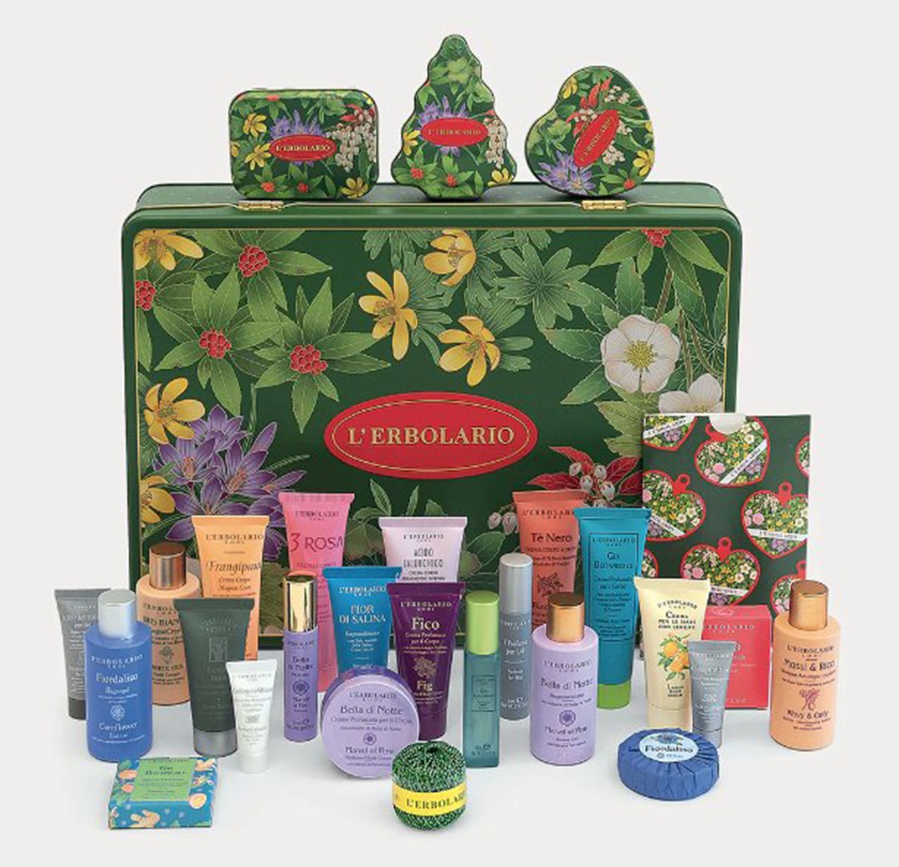 Sono 24 le sorprese di bellezza contenute nella scatola in latta decorata del calendario dellAvvento Erbolario 2025. Ogni giorno si può aprire una delle scatoline e scoprire un prodotto cosmetico selezionato tra best seller e novità, ideale per prendersi cura di viso, corpo o capelli. Ogni scatola, inoltre, si può riutilizzare come decorazione per l'albero di Natale semplicemente passando il cordino nei fori presenti in ogni scatolina. Prezzo 60 euro. www.erbolario.com Sono 24 le sorprese di bellezza contenute nella scatola in latta decorata del calendario dellAvvento Erbolario 2025. Ogni giorno si può aprire una delle scatoline e scoprire un prodotto cosmetico selezionato tra best seller e novità, ideale per prendersi cura di viso, corpo o capelli. Ogni scatola, inoltre, si può riutilizzare come decorazione per l'albero di Natale semplicemente passando il cordino nei fori presenti in ogni scatolina. Prezzo 60 euro. www.erbolario.com
