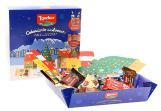 Per Loacker il calendario dell'Avvento è fai da te: l'edizione 2025 richiede infatti un tocco personale da parte di chi lo riceve. Il calendario in cartoncino deve infatti essere costruito per dare vita ad un villaggio natalizia dall'anima golosa, sia che si preferisca appendere casette e abete colmi di bontà all’albero di Natale sia che si voglia lasciare che l’intero villaggio faccia bella mostra di sé su un mobile. Al suo interno si possono trovare, casellina dopo casellina, tanti dolcetti golosi. Prezzo 16,99 euro. www.loacker.it Per Loacker il calendario dell'Avvento è fai da te: l'edizione 2025 richiede infatti un tocco personale da parte di chi lo riceve. Il calendario in cartoncino deve infatti essere costruito per dare vita ad un villaggio natalizia dall'anima golosa, sia che si preferisca appendere casette e abete colmi di bontà all’albero di Natale sia che si voglia lasciare che l’intero villaggio faccia bella mostra di sé su un mobile. Al suo interno si possono trovare, casellina dopo casellina, tanti dolcetti golosi. Prezzo 16,99 euro. www.loacker.it