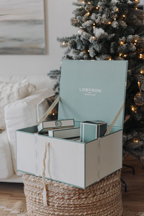 Dietro ad ogni porticina del calendario dell'Avvento Calavira di Loberon c'è un suggestivo compagno per le fredde giornate di dicembre, a volte decorativo, a volte pratico. La selezione spazia da accessori festivi ad oggetti di uso quotidiano per rallegrare l'attesa del Natale: ci sono ad esempio un classico set di candele, una statuetta decorativa, una ciotola elegante, un taccuino dal design curato, delle decorazioni natalizie oppure dei sottobicchieri o dei tovaglioli raffinati per la tavola delle Feste. Prezzo 198 euro. www.loberon.it Dietro ad ogni porticina del calendario dell'Avvento Calavira di Loberon c'è un suggestivo compagno per le fredde giornate di dicembre, a volte decorativo, a volte pratico. La selezione spazia da accessori festivi ad oggetti di uso quotidiano per rallegrare l'attesa del Natale: ci sono ad esempio un classico set di candele, una statuetta decorativa, una ciotola elegante, un taccuino dal design curato, delle decorazioni natalizie oppure dei sottobicchieri o dei tovaglioli raffinati per la tavola delle Feste. Prezzo 198 euro. www.loberon.it