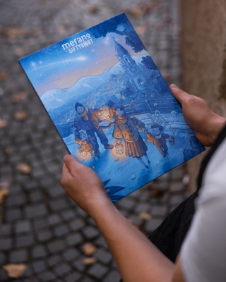 Il calendario Mercatini di Merano è il frutto della collaborazione tra Azienda di Soggiorno di Merano, ideatrice del concept e della struttura, e da 58chocolate di René Romen, che ha curato interamente la parte dedicata al cioccolato, dalla produzione alla lavorazione artigianale. Ogni calendario dell'Avvento viene assemblato a mano e riempito con 2 cioccolatini realizzati ad hoc da René con materie prime selezionate. Prezzo 25 euro. www.merano-suedtirol.it Il calendario Mercatini di Merano è il frutto della collaborazione tra Azienda di Soggiorno di Merano, ideatrice del concept e della struttura, e da 58chocolate di René Romen, che ha curato interamente la parte dedicata al cioccolato, dalla produzione alla lavorazione artigianale. Ogni calendario dell'Avvento viene assemblato a mano e riempito con 2 cioccolatini realizzati ad hoc da René con materie prime selezionate. Prezzo 25 euro. www.merano-suedtirol.it