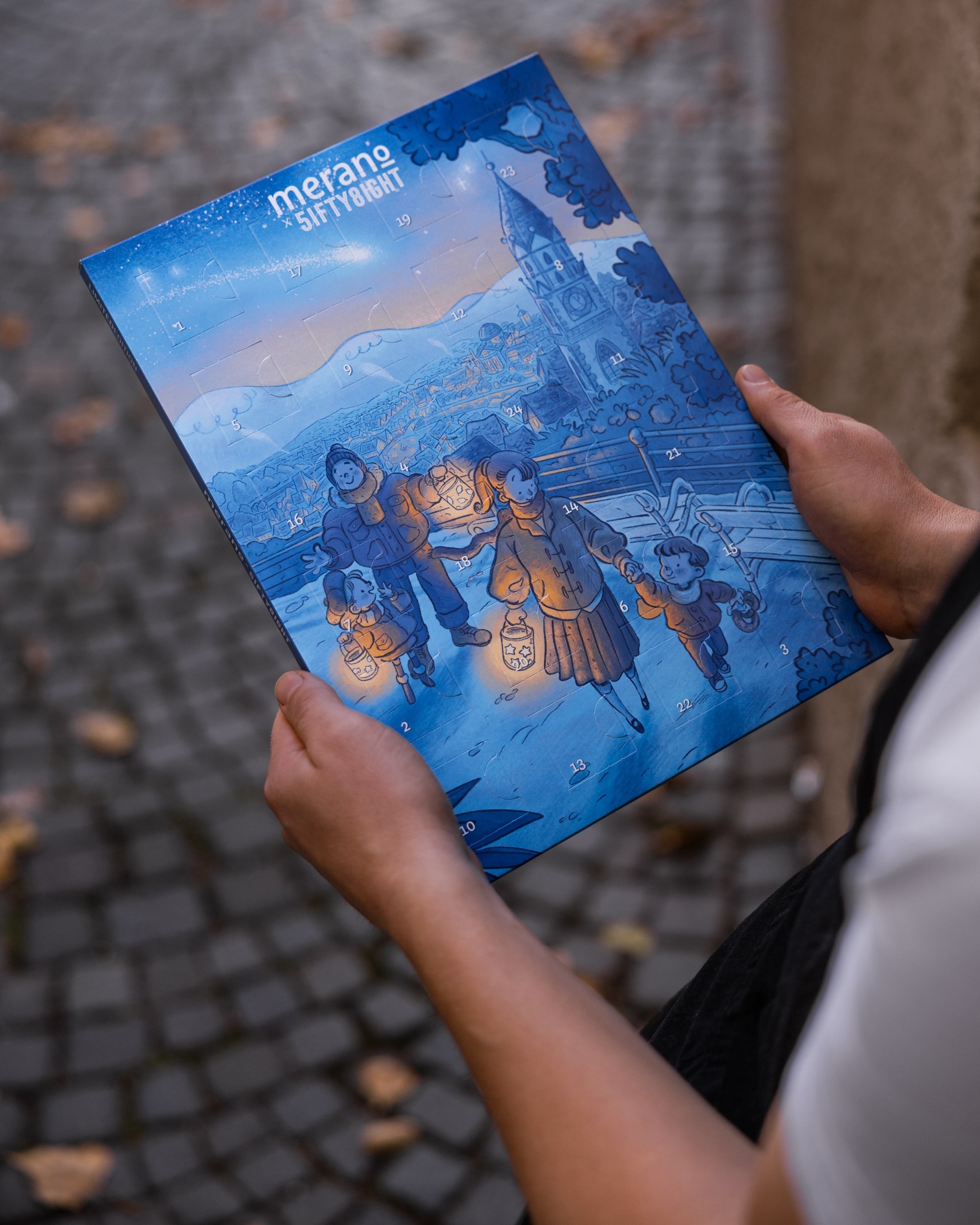 Il calendario Mercatini di Merano è il frutto della collaborazione tra Azienda di Soggiorno di Merano, ideatrice del concept e della struttura, e da 58chocolate di René Romen, che ha curato interamente la parte dedicata al cioccolato, dalla produzione alla lavorazione artigianale. Ogni calendario dell'Avvento viene assemblato a mano e riempito con 2 cioccolatini realizzati ad hoc da René con materie prime selezionate. Prezzo 25 euro. www.merano-suedtirol.it Il calendario Mercatini di Merano è il frutto della collaborazione tra Azienda di Soggiorno di Merano, ideatrice del concept e della struttura, e da 58chocolate di René Romen, che ha curato interamente la parte dedicata al cioccolato, dalla produzione alla lavorazione artigianale. Ogni calendario dell'Avvento viene assemblato a mano e riempito con 2 cioccolatini realizzati ad hoc da René con materie prime selezionate. Prezzo 25 euro. www.merano-suedtirol.it