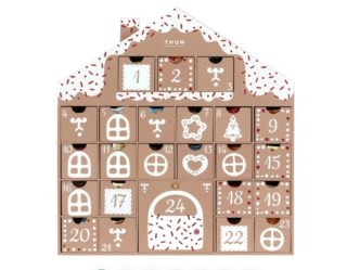 Il calendario dell'Avvento Thun rende magica l'attesa del Natale con tante dolci sorprese firmate Loacker, il famoso filo d'amore con un messaggio personalizzato e una sorpresa ceramica per il 24 dicembre. I dettagli e il design curati creano il regalo perfetto per rendere speciale l’attesa delle feste. Prezzo 44,90 euro. www.thun.com Il calendario dell'Avvento Thun rende magica l'attesa del Natale con tante dolci sorprese firmate Loacker, il famoso filo d'amore con un messaggio personalizzato e una sorpresa ceramica per il 24 dicembre. I dettagli e il design curati creano il regalo perfetto per rendere speciale l’attesa delle feste. Prezzo 44,90 euro. www.thun.com