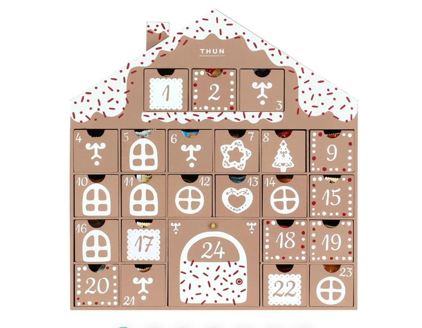 Il calendario dell'Avvento Thun rende magica l'attesa del Natale con tante dolci sorprese firmate Loacker, il famoso filo d'amore con un messaggio personalizzato e una sorpresa ceramica per il 24 dicembre. I dettagli e il design curati creano il regalo perfetto per rendere speciale l’attesa delle feste. Prezzo 44,90 euro. www.thun.com Il calendario dell'Avvento Thun rende magica l'attesa del Natale con tante dolci sorprese firmate Loacker, il famoso filo d'amore con un messaggio personalizzato e una sorpresa ceramica per il 24 dicembre. I dettagli e il design curati creano il regalo perfetto per rendere speciale l’attesa delle feste. Prezzo 44,90 euro. www.thun.com