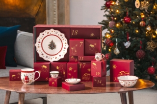 Il calendario dell'Avvento Toy's Delight di Villeroy & Boch contiene 24 articoli selezionati all'interno della gamma natalizia del brand. Nell'elegante confezione sono inclusi 10 prodotti da collezione disponibili solo in questo calendario e altri 14 prodotti già collaudati della gamma esistente. La scatola, robusta e di alta qualità, colpisce per i suoi motivi vintage, i classici colori natalizi e le decorazioni dettagliate. Prezzo 349 euro. www.villeroy-boch.it Il calendario dell'Avvento Toy's Delight di Villeroy & Boch contiene 24 articoli selezionati all'interno della gamma natalizia del brand. Nell'elegante confezione sono inclusi 10 prodotti da collezione disponibili solo in questo calendario e altri 14 prodotti già collaudati della gamma esistente. La scatola, robusta e di alta qualità, colpisce per i suoi motivi vintage, i classici colori natalizi e le decorazioni dettagliate. Prezzo 349 euro. www.villeroy-boch.it