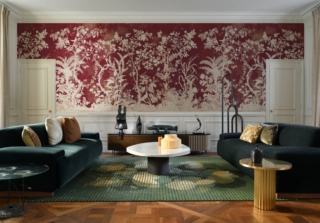 Nella carta da parati di Jannelli&Volpi, Collezione CO.DE 05, Inno, design Gianni Cinti, un paesaggio naturale di rami e fiori si dispiega su uno sfondo color Burgundy. Nella carta da parati di Jannelli&Volpi, Collezione CO.DE 05, Inno, design Gianni Cinti, un paesaggio naturale di rami e fiori si dispiega su uno sfondo color Burgundy.