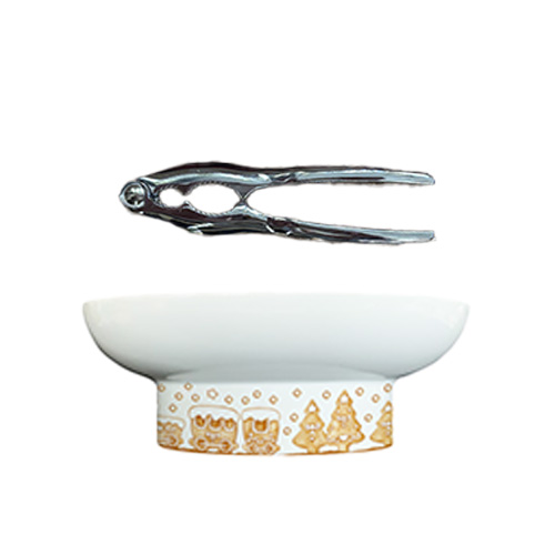 La ciotola in porcellana della linea Thunland, arricchita dallo schiaccianoci, unisce tradizione e stile per la tavola delle feste. È ideale per servire frutta secca, dolci o snack. Prezzo 39,90 euro.