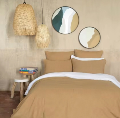 Sono di Maison du Monde i rivestimenti tessili di questa camera da letto matrimoniale. Sono infatti in cotone leggero color cammello sia i cuscini sia il copriletto.