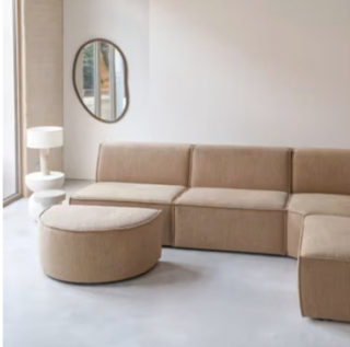 In questo salotto è stato inserito un divano ad angolo modulabile di Maison du Monde.