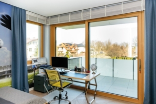 L'alzante scorrevole Innoview HST di Fakro rende la zona studio molto luminosa. Foto Przemyslaw Andruk