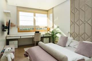 L'arredo ha colori sobri, a cui si abbinano al meglio i serramenti in legno Innoview di Fakro. Foto Przemyslaw Andruk