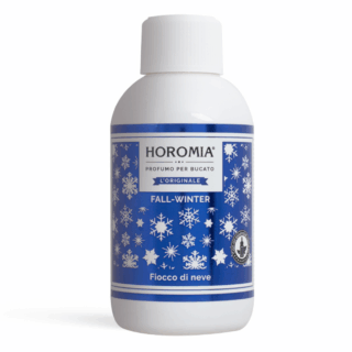 Il profumatore Fiocco di neve fa parte delle fragranze invernali della collezione Horomia. Delicato e fruttato, con cuore di ylang ylang, fiori bianchi e lavanda, evoca una sensazione di pulito e candore. Da versare 10/20ml di prodotto nella vaschetta della lavatrice dedicata all'ammorbidente, a seconda dell'intensità del profumo che si vuole ottenere. https://www.horomia.it/ Il profumatore Fiocco di neve fa parte delle fragranze invernali della collezione Horomia. Delicato e fruttato, con cuore di ylang ylang, fiori bianchi e lavanda, evoca una sensazione di pulito e candore. Da versare 10/20ml di prodotto nella vaschetta della lavatrice dedicata all'ammorbidente, a seconda dell'intensità del profumo che si vuole ottenere. https://www.horomia.it/