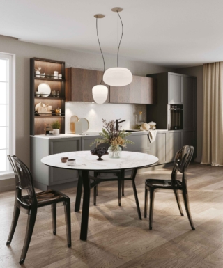 La sedia Ice di La Casa Moderna è una sedia dal design moderno e versatile pensata per l’arredo di cucina, sala da pranzo o zone living. Realizzata con scocca in policarbonato trasparente fumè, unisce linee essenziali e funzionali a materiali pratici e facili da pulire. Si tratta di un modello leggero e impilabile, con una silhouette pulita che valorizza l’ambiente senza appesantirlo. Prezzo 100 euro. https://lacasamoderna.com/