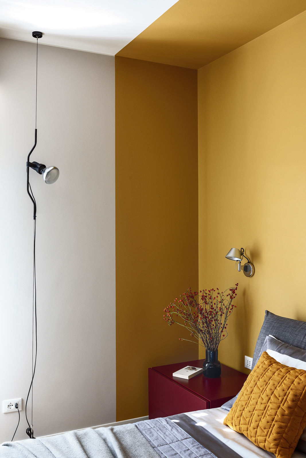 Lampada Tolomeo di Artemide e lampada Parentesi di Flos