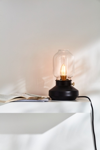 La lampada da tavolo Tärnaby ha un design retrò che si ispira alle tradizionali lampade a cherosene. La sua lampadina fa infatti pensare ad una fiamma e l'intensità luminosa si può regolare tramite un dimmer integrato. È piccola (solo 25 cm) quindi può essere collocata ovunque si desideri creare una calda luce d'ambiente. Prezzo 19,95 euro. La lampada da tavolo Tärnaby ha un design retrò che si ispira alle tradizionali lampade a cherosene. La sua lampadina fa infatti pensare ad una fiamma e l'intensità luminosa si può regolare tramite un dimmer integrato. È piccola (solo 25 cm) quindi può essere collocata ovunque si desideri creare una calda luce d'ambiente. Prezzo 19,95 euro.