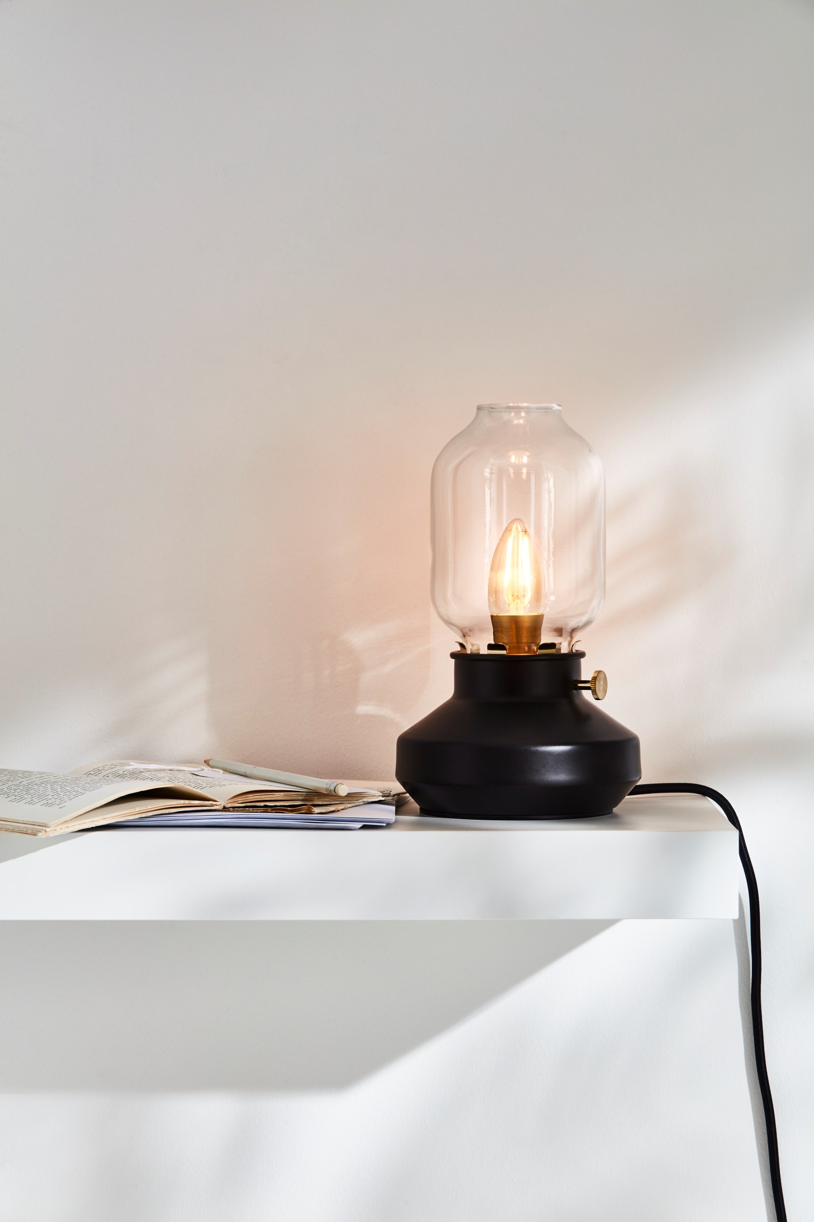 La lampada da tavolo Tärnaby ha un design retrò che si ispira alle tradizionali lampade a cherosene. La sua lampadina fa infatti pensare ad una fiamma e l'intensità luminosa si può regolare tramite un dimmer integrato. È piccola (solo 25 cm) quindi può essere collocata ovunque si desideri creare una calda luce d'ambiente. Prezzo 19,95 euro. La lampada da tavolo Tärnaby ha un design retrò che si ispira alle tradizionali lampade a cherosene. La sua lampadina fa infatti pensare ad una fiamma e l'intensità luminosa si può regolare tramite un dimmer integrato. È piccola (solo 25 cm) quindi può essere collocata ovunque si desideri creare una calda luce d'ambiente. Prezzo 19,95 euro.