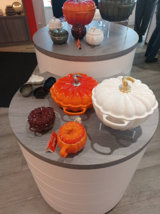 Le creuset insieme su tavolino Le creuset insieme su tavolino