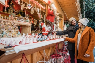 Addobbi natalizie, oggettistica per la casa e decorazioni, nonché tanti prodotti tipici si possono acquistare nelle 36 casette di legno nel centro storico di Arco di Trento che ospita il mercatino di Natale dal 14 novembre 2025 al 6 gennaio 2026. Foto: ©Trentino Marketing_Andrea Giacomelli. www.mercatininatalearco.com