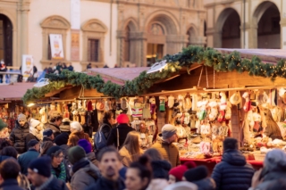 Si rinnova orma da dieci anni la tradizione del Villaggio Tirolese di Arezzo in Piazza Grande con oltre 40 casette in cui poter acquistare oggetti d’artigianato tipici. Vi sono anche tre Baite del Gusto Tirolesi, provenienti dal Tirolo, attrezzate per la degustazione di prodotti tipici. In tutta la piazza è Uno spettacolo nello spettacolo è il videomapping, cioè una mappata con video emozionali sul Natale. In piazza Grande nel Palazzo di Fraternita vi è anche la casa Lego di Natale con oltre 40 opere d’arte. Non manca la Casa di Babbo Natale che arriva nel punto più alto e panoramico della città: la Fortezza Medicea. Dal 15 novembre al 28 dicembre 2025. Orari: dal giovedì alla domenica dalle 10 alle 21. Dal 21 al 28 dicembre tutti i giorni. Il 24 dicembre fino alle 18, il 25 dicembre dalle 11 e il 28 dicembre fino alle 20. Foto: Villaggio Tirolese di Arezzo. www.mercatininatalearezzo.it