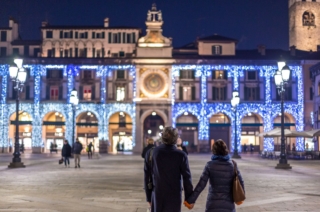 Nell’ambito delle tante manifestazioni di “Buon Natale Brescia. Accade tutto qui” i mercatini di Natale in Piazza Vittoria sono aperti dal 5 al 28 dicembre 2025. Sono il luogo ideale per trovare idee regalo, manufatti d’artigianato e specialità enogastronomiche in un'atmosfera suggestiva. Foto: Comune di Brescia. www.visitbrescia.it/eventi/buon-natale-brescia/
