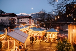 Dal 28 novembre 2025 al 4 gennaio 2026 si svolge nel centro di Lagundo il mercatino di Natale. Nella magica atmosfera natalizia delle tipiche casette si possono trovare oltre a svariati addobbi natalizi, molte idee regalo come vestiti per bambini di cotone biologico, profumi per la casa, aromatiche creazioni di miele e marmellate e vini. Nei laboratori creativi i bambini si trasformano in piccoli panettieri e artisti e preparano dolci natalizi e decorazioni oppure si divertono pattinando sulla pista di pattinaggio. Nei pomeriggi la musica dal vivo contribuisce a creare una vera atmosfera natalizia. Foto: Benjamin Pfitscher.  www.algund.info