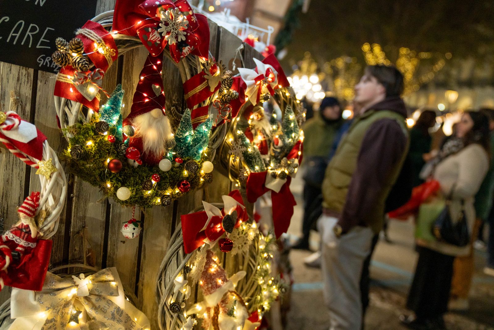 Sono ben 130 le casette del mercatino di Natale di Asti in Piazza Alfieri, dove si trovano oggetti d’artigianato, prodotti tipici locali e gastronomia regionale. Questo mercatino de “Il Magico Paese di Natale” è l’unico italiano a essere entrato nella top 5 del contest European Best Destinations e, per il secondo anno consecutivo, ha ottenuto il titolo di “mercatino più romantico d’Europa”. Dal 15 novembre al 21 dicembre 2025. Foto: Il Magico Paese di Natale www.magicopaesedinatale.com Sono ben 130 le casette del mercatino di Natale di Asti in Piazza Alfieri, dove si trovano oggetti d’artigianato, prodotti tipici locali e gastronomia regionale. Questo mercatino de “Il Magico Paese di Natale” è l’unico italiano a essere entrato nella top 5 del contest European Best Destinations e, per il secondo anno consecutivo, ha ottenuto il titolo di “mercatino più romantico d’Europa”. Dal 15 novembre al 21 dicembre 2025. Foto: Il Magico Paese di Natale www.magicopaesedinatale.com