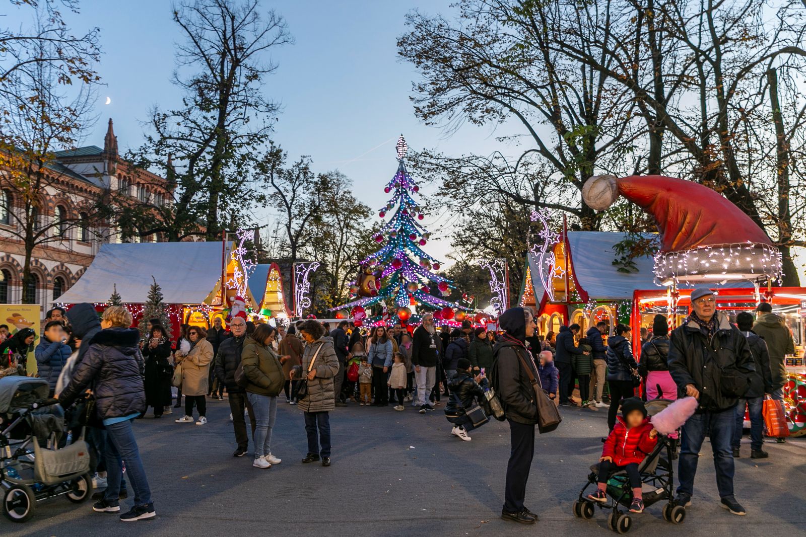Il Milano Christmas Village, all’interno dei Giardini Intro Montanelli di Porta Venezia, anche quest’anno ospita il mercatino per lo shopping natalizio, dove trovare tante e originali idee regalo tra cui giocattoli per i più piccoli, accessori e oggetti per la casa e di artigianato. A riscaldare l’atmosfera non manca uno street food ricco di leccornie, tra cui panini farciti, churros con cioccolata calda, polenta e caldarroste allo zucchero filato. Dal 16 novembre 2025 al 6 gennaio 2026, feriali dalle 15 alle 20, sabato, domenica, 8 dicembre e dal 22 dicembre al 6 gennaio dalle 10 alle 20. Foto: Villaggio delle Meraviglie. https://villaggiodellemeraviglie.com/