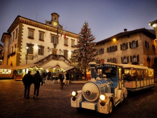 "Armonie d'Inverno", il Mercatino di Natale di Pergine Valsugana, non è soltanto un mercatino di Natale, ma un festival dedicato alla cultura, al gusto e alle relazioni. “Connessioni” è il motto di quest’anno che invita a costruire legami autentici tra persone, luoghi, sapori ed emozioni. Si svolge dal 8 novembre al 24 dicembre 2025 e a Capodanno e propone varie attività tra i cui anche Gnomoland per offrire a famiglie e bambini momenti di gioco, creatività e condivisione. Foto: Romano Magrone. www.visitpergine.it/it/natale/ "Armonie d'Inverno", il Mercatino di Natale di Pergine Valsugana, non è soltanto un mercatino di Natale, ma un festival dedicato alla cultura, al gusto e alle relazioni. “Connessioni” è il motto di quest’anno che invita a costruire legami autentici tra persone, luoghi, sapori ed emozioni. Si svolge dal 8 novembre al 24 dicembre 2025 e a Capodanno e propone varie attività tra i cui anche Gnomoland per offrire a famiglie e bambini momenti di gioco, creatività e condivisione. Foto: Romano Magrone. www.visitpergine.it/it/natale/