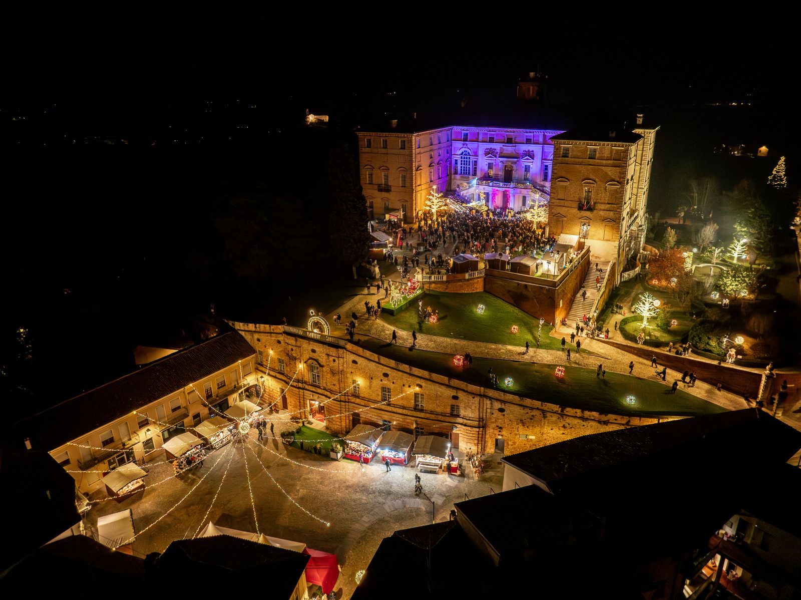 Le 50 casette di legno del mercatino di Natale di Govone nell’ambito de “Il Magico Paese di Natale” si snodano lungo il viale che circonda il Castello Reale, offrono manufatti d’artigianato, prodotti tipici ed eccellenze gastronomiche. Dal 15 novembre al 21 dicembre 2025. Foto: Il Magico Paese di Natale. www.magicopaesedinatale.com Le 50 casette di legno del mercatino di Natale di Govone nell’ambito de “Il Magico Paese di Natale” si snodano lungo il viale che circonda il Castello Reale, offrono manufatti d’artigianato, prodotti tipici ed eccellenze gastronomiche. Dal 15 novembre al 21 dicembre 2025. Foto: Il Magico Paese di Natale. www.magicopaesedinatale.com