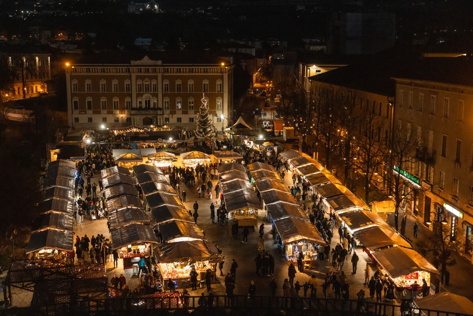 Giunto alla 31esima edizione il Mercatino di Natale di Trento con le sue caratteristiche casette si svolge nel cuore della città, in Piazza Fiera e in Piazza Mostra. Dal 21 novembre 2025 al 6 gennaio 2026 sono 74 gli espositori a presentarsi con i propri prodotti artigianali e specialità locali: come i colorati addobbi, gli alberelli in legno e ceramica, abbigliamento e cosmesi naturale così come cioccolateria, miele e saporiti formaggi. Anche quest’anno il mercatino di Natale rinnova il suo impegno per l’ambiente: con la raccolta differenziata, fonti pulite, materiali eco-compatibili e mobilità condivisa. Foto: Marco Gober https://natale.visittrento.it/ Giunto alla 31esima edizione il Mercatino di Natale di Trento con le sue caratteristiche casette si svolge nel cuore della città, in Piazza Fiera e in Piazza Mostra. Dal 21 novembre 2025 al 6 gennaio 2026 sono 74 gli espositori a presentarsi con i propri prodotti artigianali e specialità locali: come i colorati addobbi, gli alberelli in legno e ceramica, abbigliamento e cosmesi naturale così come cioccolateria, miele e saporiti formaggi. Anche quest’anno il mercatino di Natale rinnova il suo impegno per l’ambiente: con la raccolta differenziata, fonti pulite, materiali eco-compatibili e mobilità condivisa. Foto: Marco Gober https://natale.visittrento.it/