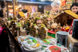 In Piazza Napoleone dal 22 novembre al 28 dicembre 2025 si svolge il mercatino Villaggio di Natale francese nell’ambito di Lucca Magico Natale. Le casette addobbate a festa accolgono i visitatori con l’artigianato dei tessuti provenzali, i saponi e la lavanda della Costa Azzurra, i profumi e gli accessori moda parigini. Non mancano le specialità gastronomiche con spezie, oltre ottanta varietà di formaggi francesi, vini, biscotti bretoni, i macarons, cioccolatini artigianali e naturalmente baguettes e i croissant caldi. Orari: dalle 9.30 alle 20, il lunedì dalle 15 alle 20. Foto: Lucca Magico Natale, R. Giomi.  https://turismo.lucca.it/lucca-magico-natale/mercatini/