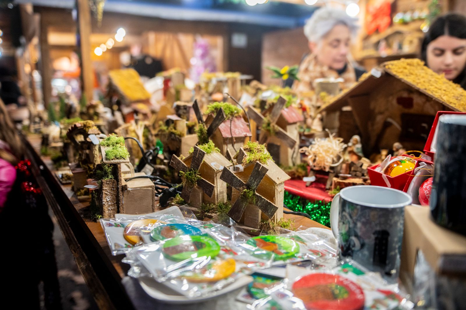 In Piazza Napoleone dal 22 novembre al 28 dicembre 2025 si svolge il mercatino Villaggio di Natale francese nell’ambito di Lucca Magico Natale. Le casette addobbate a festa accolgono i visitatori con l’artigianato dei tessuti provenzali, i saponi e la lavanda della Costa Azzurra, i profumi e gli accessori moda parigini. Non mancano le specialità gastronomiche con spezie, oltre ottanta varietà di formaggi francesi, vini, biscotti bretoni, i macarons, cioccolatini artigianali e naturalmente baguettes e i croissant caldi. Orari: dalle 9.30 alle 20, il lunedì dalle 15 alle 20. Foto: Lucca Magico Natale, R. Giomi. https://turismo.lucca.it/lucca-magico-natale/mercatini/ In Piazza Napoleone dal 22 novembre al 28 dicembre 2025 si svolge il mercatino Villaggio di Natale francese nell’ambito di Lucca Magico Natale. Le casette addobbate a festa accolgono i visitatori con l’artigianato dei tessuti provenzali, i saponi e la lavanda della Costa Azzurra, i profumi e gli accessori moda parigini. Non mancano le specialità gastronomiche con spezie, oltre ottanta varietà di formaggi francesi, vini, biscotti bretoni, i macarons, cioccolatini artigianali e naturalmente baguettes e i croissant caldi. Orari: dalle 9.30 alle 20, il lunedì dalle 15 alle 20. Foto: Lucca Magico Natale, R. Giomi. https://turismo.lucca.it/lucca-magico-natale/mercatini/