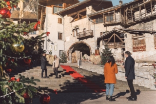 Dal 15 novembre fino al 31 dicembre 2025 appuntamento nel centro di Rango, uno dei Borghi più Belli d’Italia, per i Mercatini di Natale. Questi mercatini sono unici, poiché si svolgono nelle vecchie case contadine, nelle cantine, negli androni e nei vicoli dove si incontrano bancarelle che espongono specialità gastronomiche tipiche e di artigianato locale. Foto: Andrea Giacomelli. www.mercatinidirango.it Dal 15 novembre fino al 31 dicembre 2025 appuntamento nel centro di Rango, uno dei Borghi più Belli d’Italia, per i Mercatini di Natale. Questi mercatini sono unici, poiché si svolgono nelle vecchie case contadine, nelle cantine, negli androni e nei vicoli dove si incontrano bancarelle che espongono specialità gastronomiche tipiche e di artigianato locale. Foto: Andrea Giacomelli. www.mercatinidirango.it