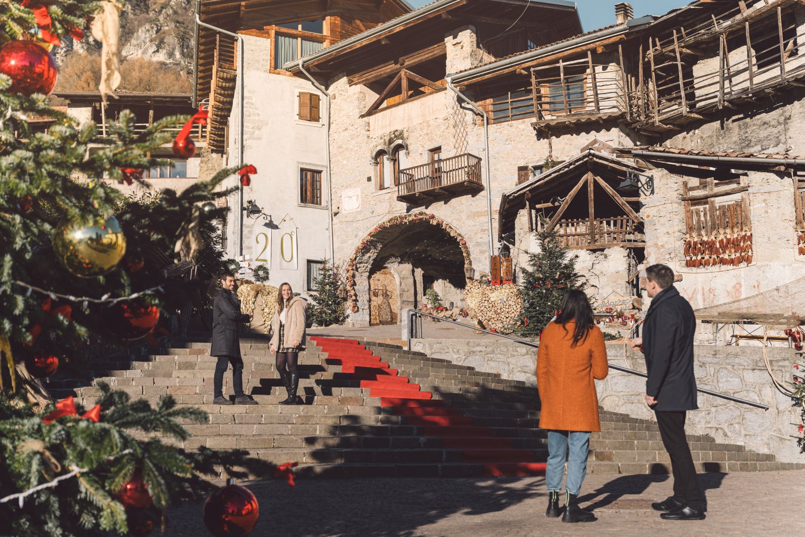 Dal 15 novembre fino al 31 dicembre 2025 appuntamento nel centro di Rango, uno dei Borghi più Belli d’Italia, per i Mercatini di Natale. Questi mercatini sono unici, poiché si svolgono nelle vecchie case contadine, nelle cantine, negli androni e nei vicoli dove si incontrano bancarelle che espongono specialità gastronomiche tipiche e di artigianato locale. Foto: Andrea Giacomelli. www.mercatinidirango.it Dal 15 novembre fino al 31 dicembre 2025 appuntamento nel centro di Rango, uno dei Borghi più Belli d’Italia, per i Mercatini di Natale. Questi mercatini sono unici, poiché si svolgono nelle vecchie case contadine, nelle cantine, negli androni e nei vicoli dove si incontrano bancarelle che espongono specialità gastronomiche tipiche e di artigianato locale. Foto: Andrea Giacomelli. www.mercatinidirango.it