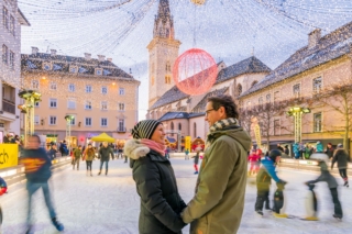 A Villach il Kunstadvent (mercatino d’Avvento dell’artigianato) in piazza Nikolaiplatz invita a scoprire oggetti esclusivi fatti a mano. Sulla piazza Kirchenplatz nelle suggestive casette in legno del mercatino d'Avvento si trovano caldi berretti di lana, incensi profumati e ceramiche natalizie, mentre 30 espositori offrono delizie gastronomiche da regalare o gustare. Dal 14 novembre al 24 dicembre 2025. Foto: Michael Stebentheiner. www.carinzia.at/mercatini