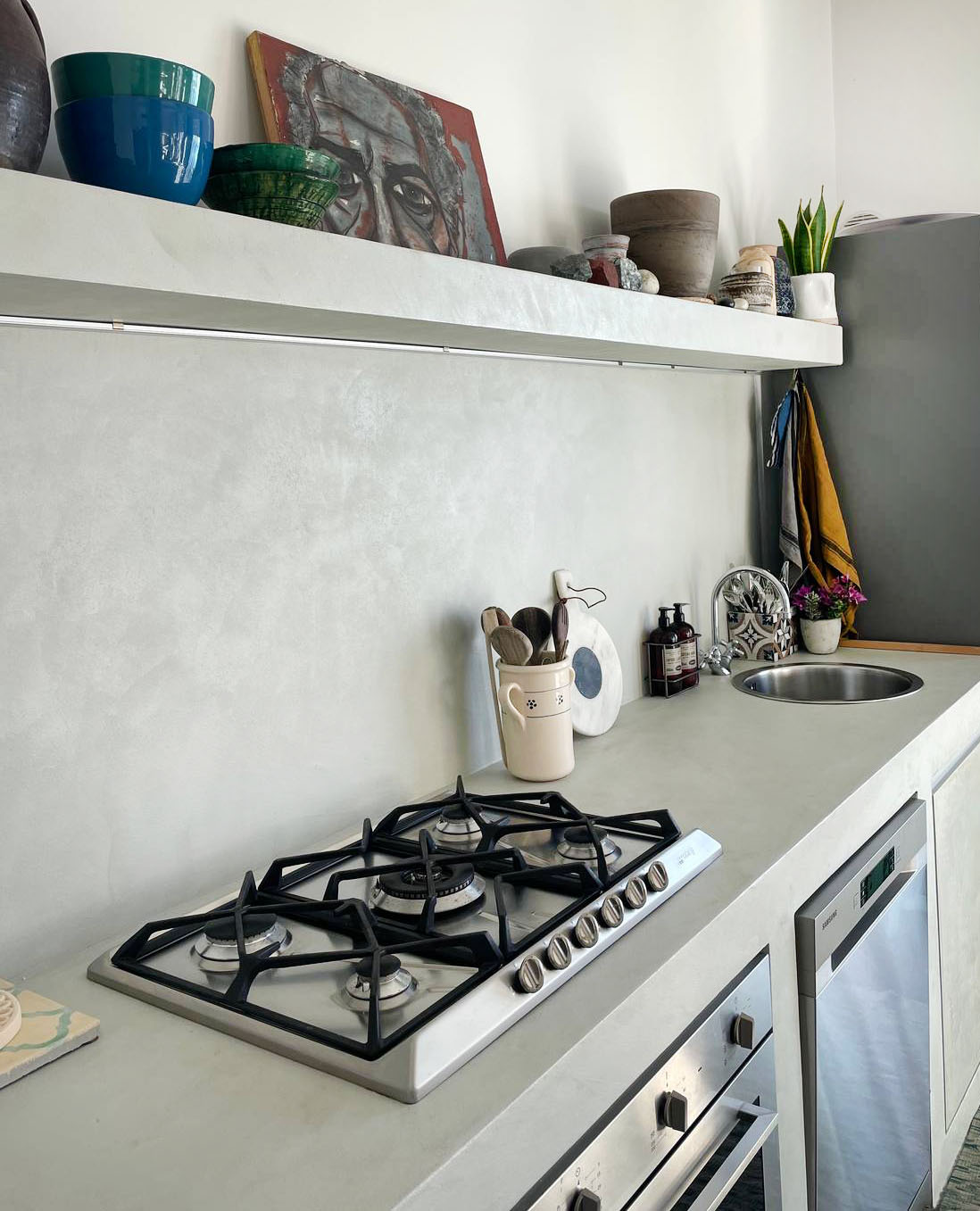 Minimal. Fuochi a gas in cucina in cemento