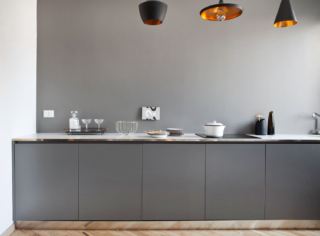 Minimal. Induzione in cucina che sembra un mobile