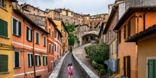 Montefalco, Ragazza corre su per la strada. Perugia, Umbria, Italia, 2022 ©Steve McCurry Montefalco, Ragazza corre su per la strada. Perugia, Umbria, Italia, 2022 ©Steve McCurry