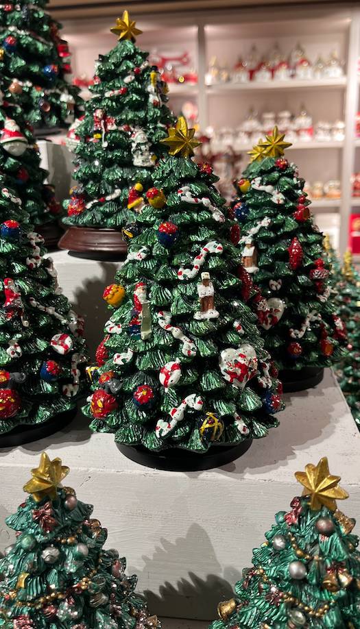 Natale 2025 Rinascente alberelli legno dipinto Natale 2025 Rinascente alberelli legno dipinto