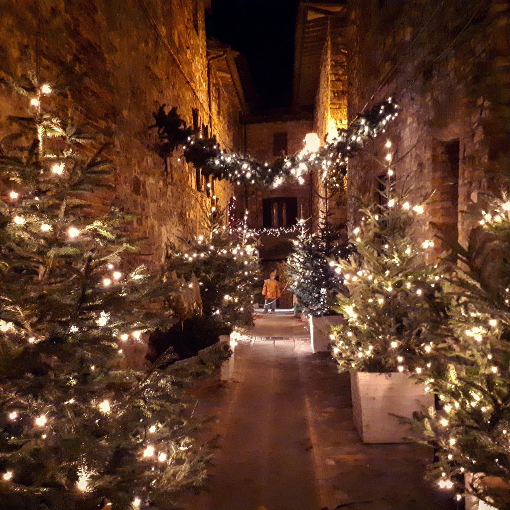 Casetta Natalizia Illuminata Con LED, Gelateria In Mongolfiera, Musicale, Villaggio Natale, Resina - 4