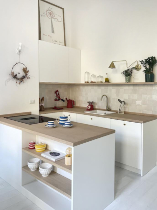 Naturale. Penisola con induzione e piano in legno