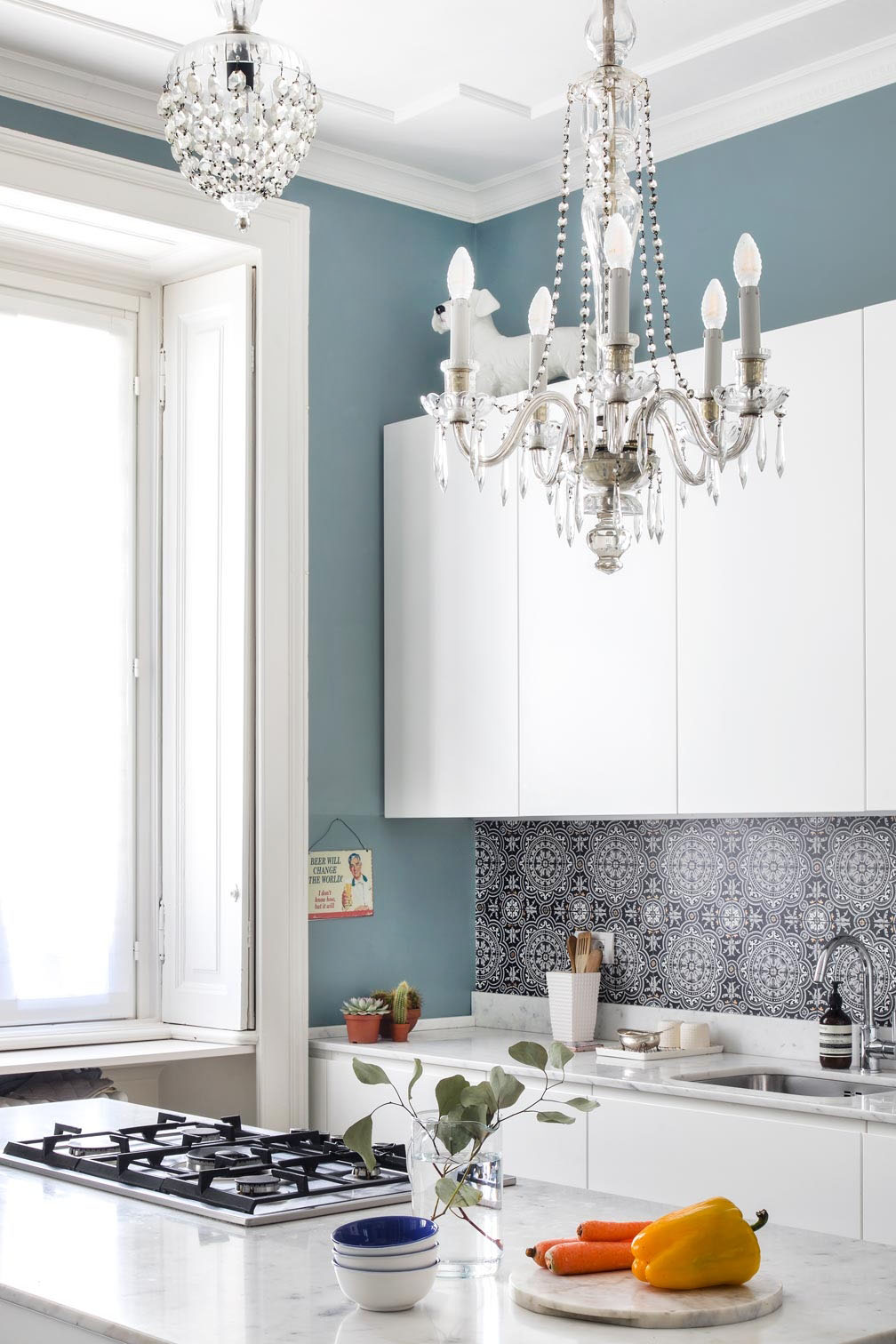 New Classic. Fuochi a gas su isola in cucina in marmo