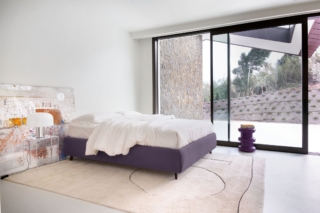 Il letto Sommier di Noctis, caratterizzato dall'assenza di testiera, è ideale per ottimizzare gli spazi e adattarsi a diverse esigenze abitative. Nella foto è presentato nella versione matrimoniale H27 con rete/materasso da 160x200 cm, rivestimento in tessuto Fuji 14 cat. B e piede Hello wengé H 11 cm.
Ingombro: 171 x 211 x H40 cm. Prezzo 1.900 euro (incluso sistema contenitore Folding Box). www.noctis.it Il letto Sommier di Noctis, caratterizzato dall'assenza di testiera, è ideale per ottimizzare gli spazi e adattarsi a diverse esigenze abitative. Nella foto è presentato nella versione matrimoniale H27 con rete/materasso da 160x200 cm, rivestimento in tessuto Fuji 14 cat. B e piede Hello wengé H 11 cm.
Ingombro: 171 x 211 x H40 cm. Prezzo 1.900 euro (incluso sistema contenitore Folding Box). www.noctis.it