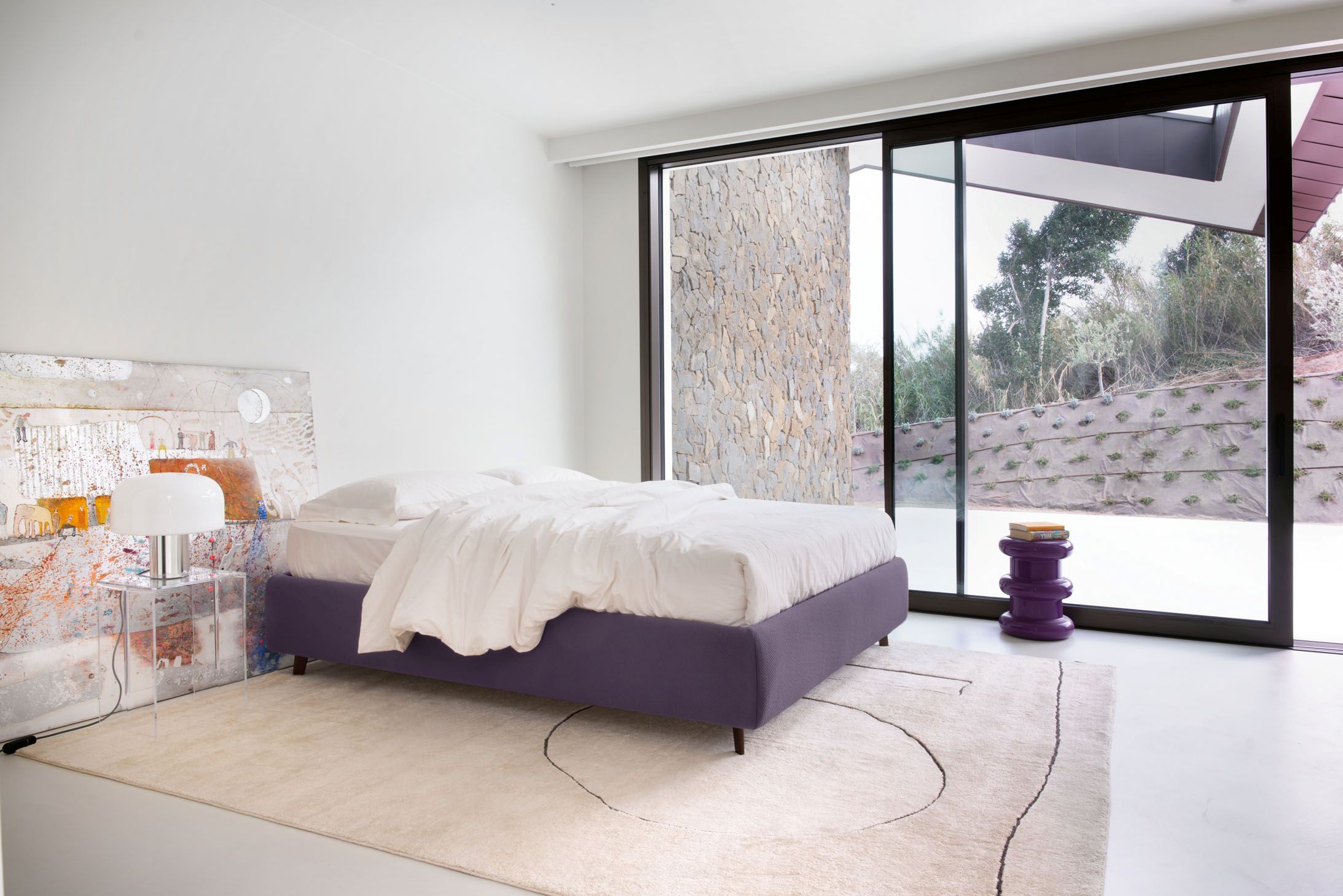 Il letto Sommier di Noctis, caratterizzato dall'assenza di testiera, è ideale per ottimizzare gli spazi e adattarsi a diverse esigenze abitative. Nella foto è presentato nella versione matrimoniale H27 con rete/materasso da 160x200 cm, rivestimento in tessuto Fuji 14 cat. B e piede Hello wengé H 11 cm.
Ingombro: 171 x 211 x H40 cm. Prezzo 1.900 euro (incluso sistema contenitore Folding Box). www.noctis.it Il letto Sommier di Noctis, caratterizzato dall'assenza di testiera, è ideale per ottimizzare gli spazi e adattarsi a diverse esigenze abitative. Nella foto è presentato nella versione matrimoniale H27 con rete/materasso da 160x200 cm, rivestimento in tessuto Fuji 14 cat. B e piede Hello wengé H 11 cm.
Ingombro: 171 x 211 x H40 cm. Prezzo 1.900 euro (incluso sistema contenitore Folding Box). www.noctis.it