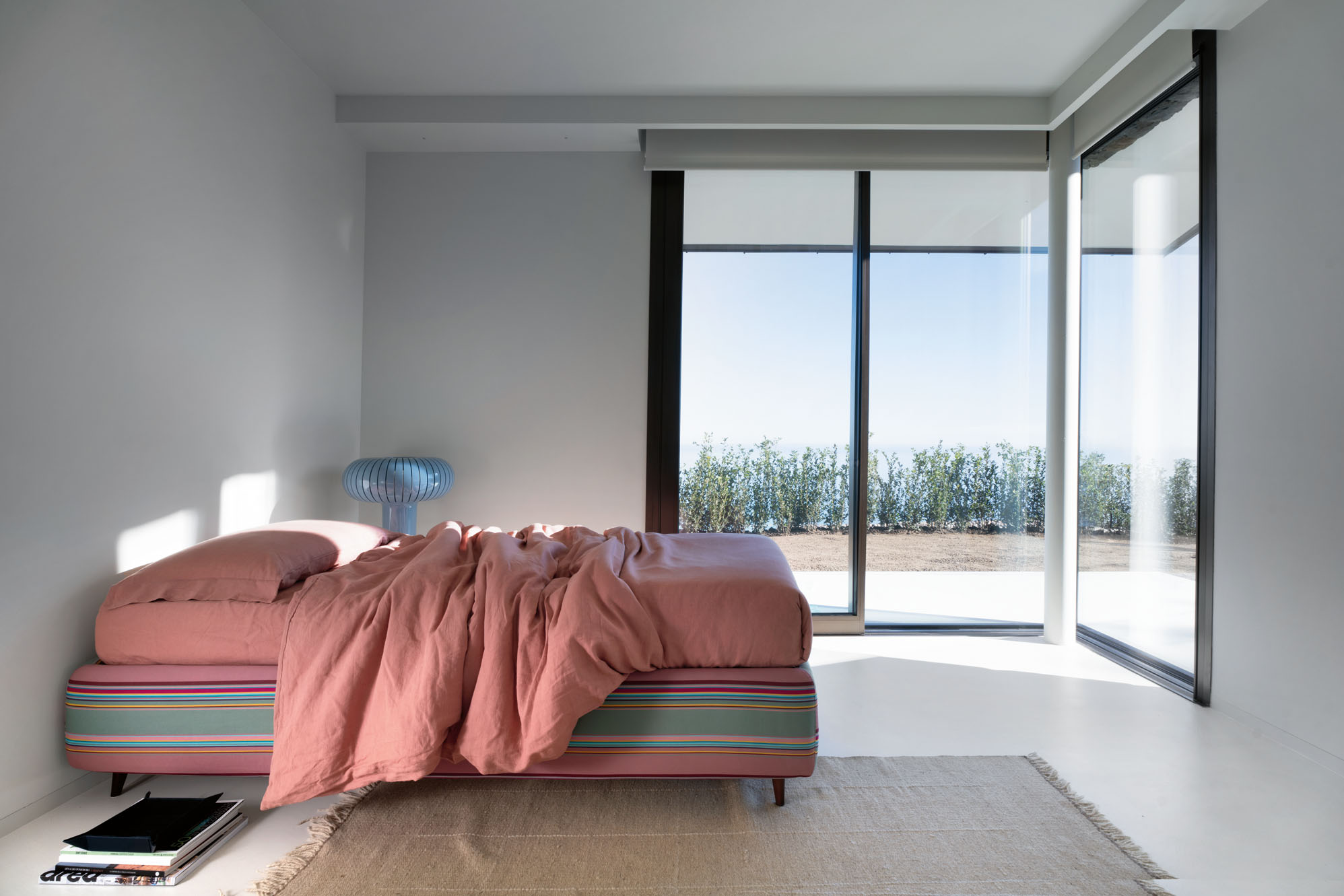 Il letto sommier di Noctis è disponibile anche in versione singola. Qui è presentato nella versione H27 con rete/materasso da 90x200 cm, rivestimento in tessuto Sun righe 902 cat. B e piede Bonton natural H 11 cm. Ingombro: 101 x 211x H40 cm. Prezzo 1.710 euro (incluso sistema contenitore Folding Box). www.noctis.it Il letto sommier di Noctis è disponibile anche in versione singola. Qui è presentato nella versione H27 con rete/materasso da 90x200 cm, rivestimento in tessuto Sun righe 902 cat. B e piede Bonton natural H 11 cm. Ingombro: 101 x 211x H40 cm. Prezzo 1.710 euro (incluso sistema contenitore Folding Box). www.noctis.it