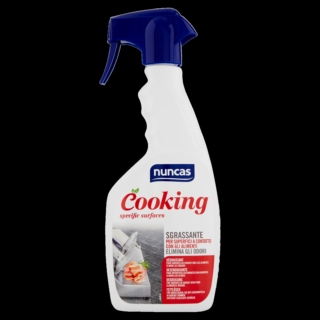 Cooking Sgrassante Superfici di Nuncas è un detergente che si può usare ogni giorno per la pulizia di tutte le superfici che entrano in contatto con gli alimenti. Agisce rapidamente su piani di lavoro, affettatrici e utensili da cucina, senza bisogno di risciacquare. La sua formula a base di alcool e bicarbonato sgrassa e rimuove gli odori sgradevoli che si accumulano su plastica e vetro. Prezzo 6,90 euro. https://nuncas.com/
