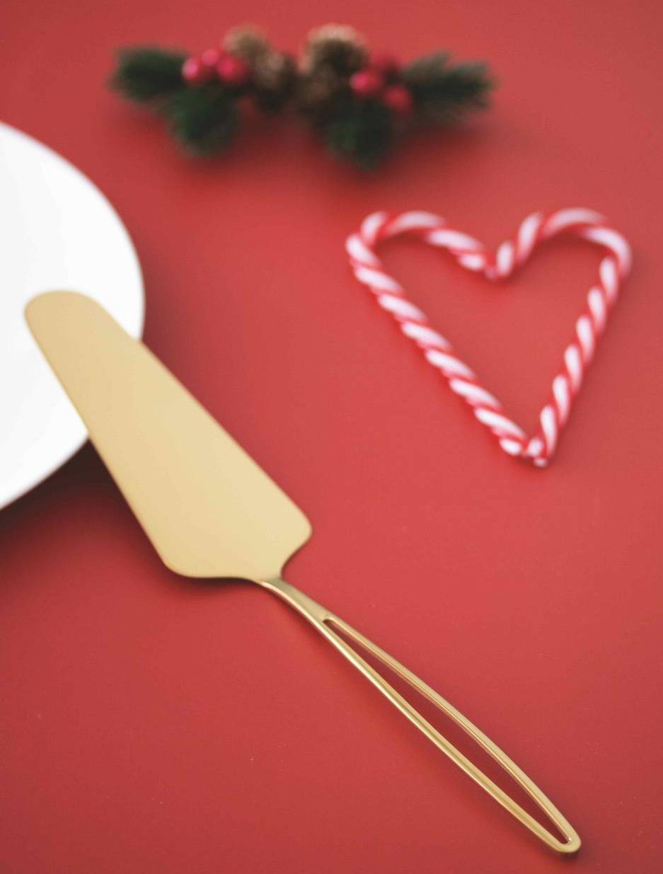 La pala per torta Caramella di Mepra è in acciaio inossidabile ma ha finitura dorata. Pratica e funzionale. aggiunge un tocco di lusso e raffinatezza alla tavola delle feste. Prezzo 48,65 euro. www.theluxuryartmepra.com La pala per torta Caramella di Mepra è in acciaio inossidabile ma ha finitura dorata. Pratica e funzionale. aggiunge un tocco di lusso e raffinatezza alla tavola delle feste. Prezzo 48,65 euro. www.theluxuryartmepra.com