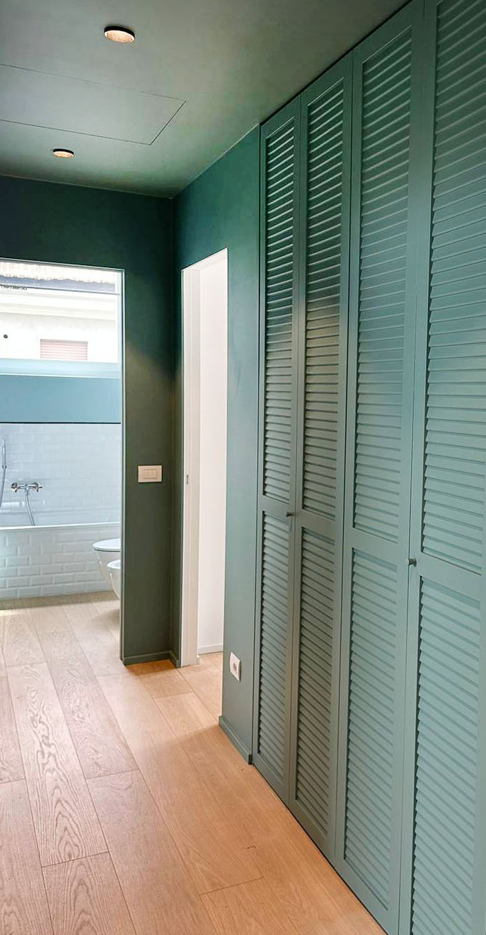 Parquet a correre in corridoio che prosegue in bagno