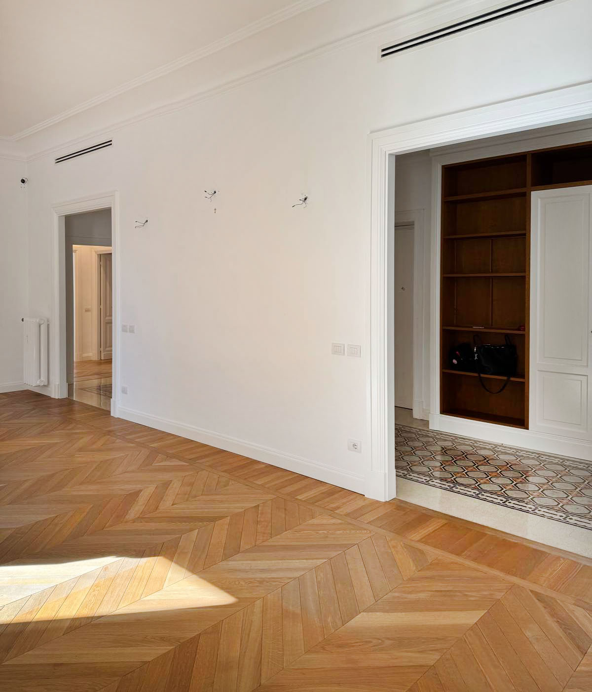 Parquet a olio. Vista del parquet a spina francese prima del trattamento
