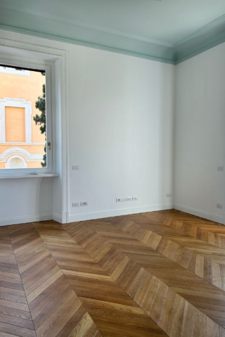 Parquet a spina finito e verniciato con le differenze di colore